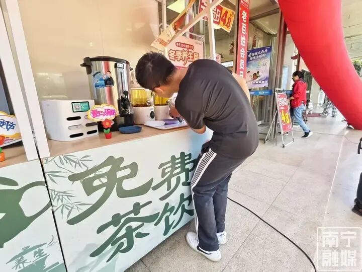 热有冷饮、冷有姜茶，南宁“爱心角落”为户外劳动者撑起“避风港”