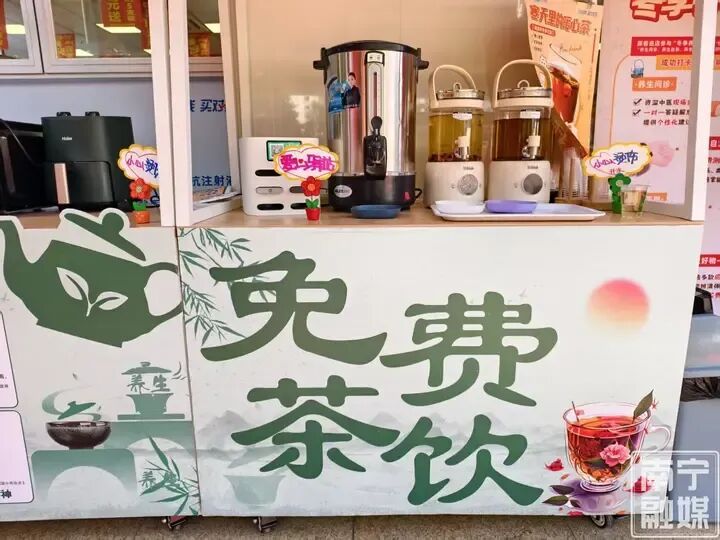 热有冷饮、冷有姜茶，南宁“爱心角落”为户外劳动者撑起“避风港”