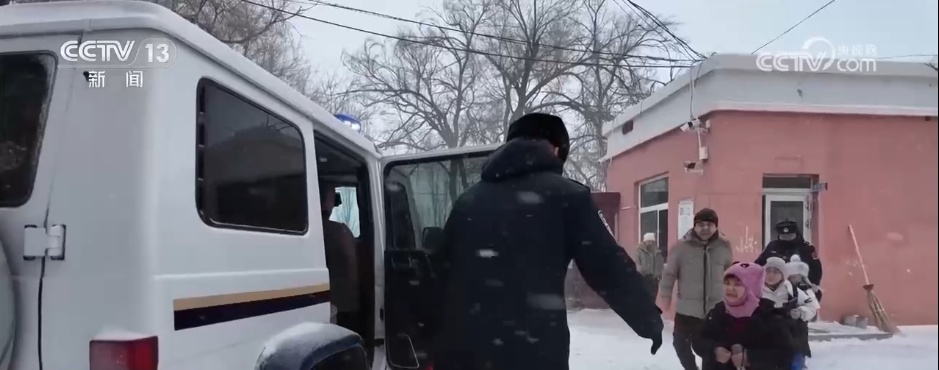 冷空气频繁影响我国各地 多方联动“攥指成拳”清冰除雪保畅通