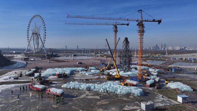 今年来哈尔滨冰雪大世界，能在“长城”上打滑梯！