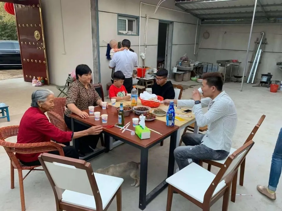 “80后男子跪别老宅”刷屏，全网共鸣：没有父母后感觉家不再是家