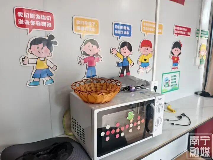 热有冷饮、冷有姜茶，南宁“爱心角落”为户外劳动者撑起“避风港”