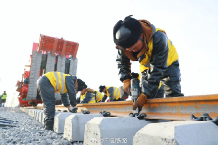 全线铺轨贯通!我国最北高铁建设进展顺利! 全线铺轨贯通!我国最北高铁建设进展顺利!