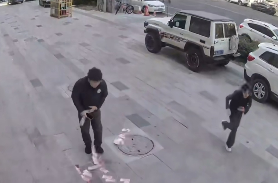 点赞！河北保定夫妇刚取的5万现金被风吹走，路人邻居齐帮忙：没想到全找回来，很感动