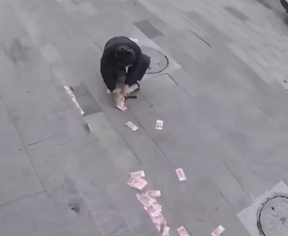 点赞！河北保定夫妇刚取的5万现金被风吹走，路人邻居齐帮忙：没想到全找回来，很感动