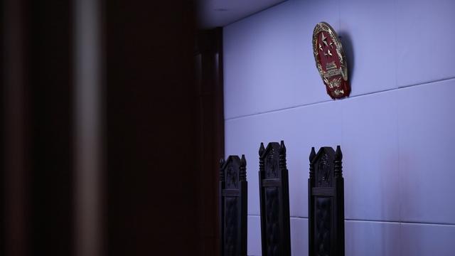 打工不知身在何处？魔幻“蒙面车”接送，卷纸厂暗藏百万空烟管链条！