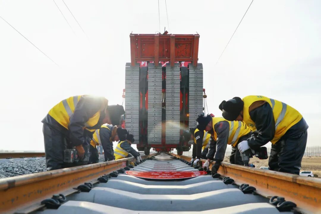 哈伊高铁全线铺轨贯通！