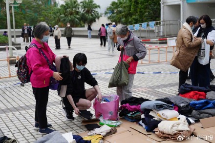 香港火灾附近居民自发送冬衣棉服救灾,此前消防已从天台救出两人 香港火灾附近居民自发送冬衣棉服救灾,此前消防已从天台救出两人