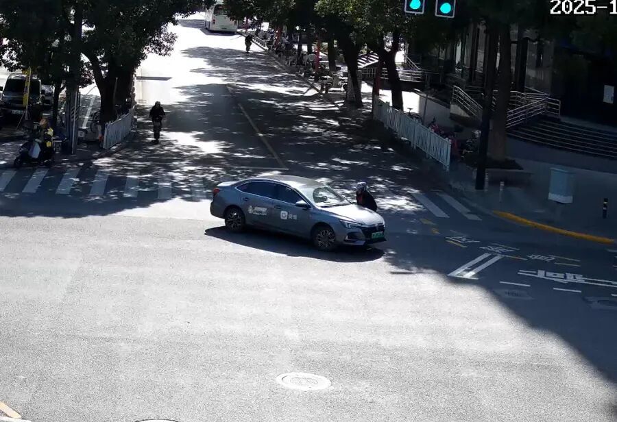 左转汽车撞上直行助动车，谁全责？上海交警硬核执法出人意料