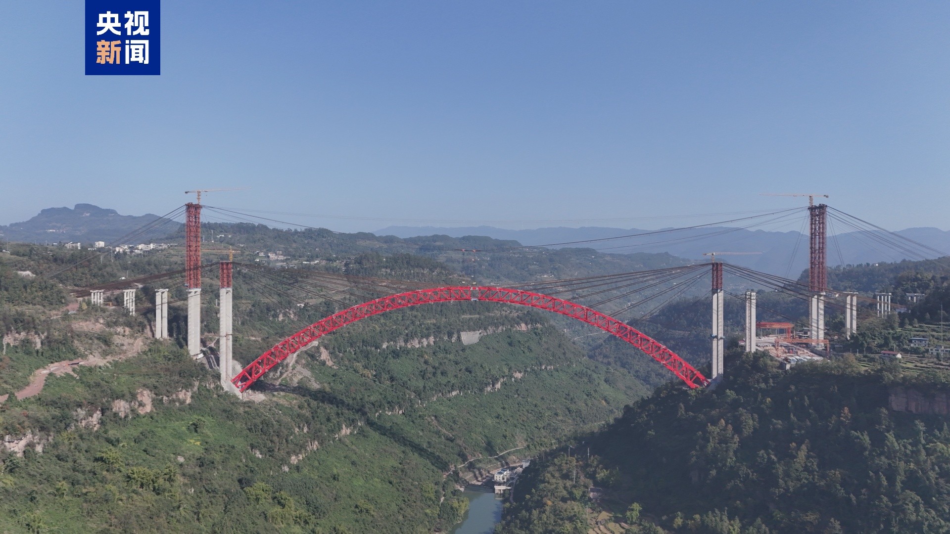 世界跨径最大钢拱桥 凤来大溪河特大桥钢桁拱今合龙 世界跨径最大钢拱桥 凤来大溪河特大桥钢桁拱今合龙