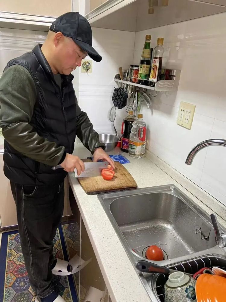 火爆！杭州男子搞副业忙疯，月入两三万！外地网友都抢着预定，有人甚至长期包月！