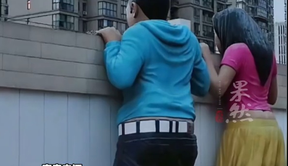 商场楼顶现诡异人头雕像，“夜间被‘盯’到发毛”，商场回应