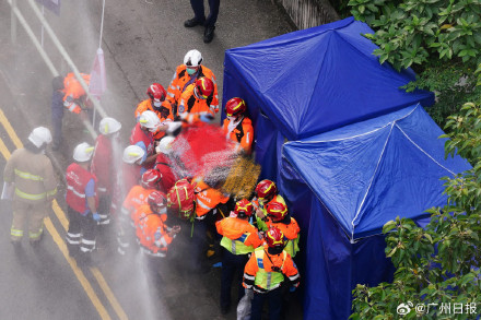 香港火灾附近居民自发送冬衣棉服救灾,此前消防已从天台救出两人 香港火灾附近居民自发送冬衣棉服救灾,此前消防已从天台救出两人