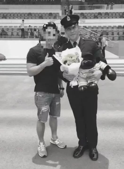 37岁殉职消防员何伟豪照片公布，香港消防处官网变黑白，现场：已无大面积明火，有建筑完全焦黑