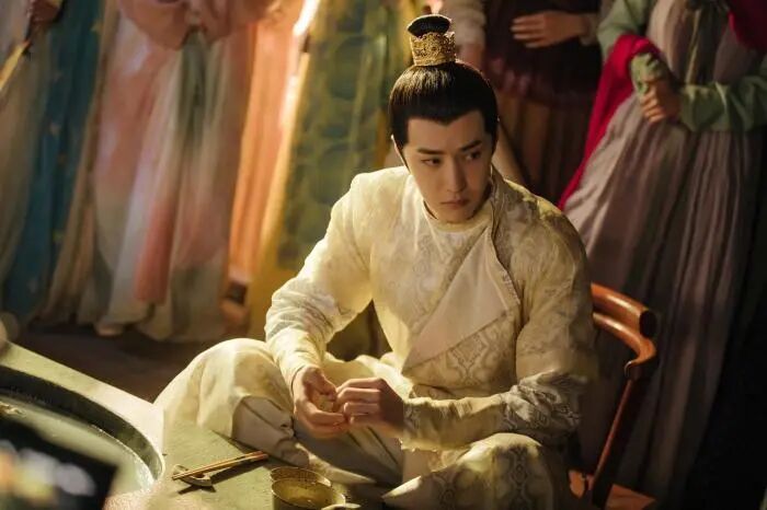 这部剧里，王一博为啥老“不系领子”？