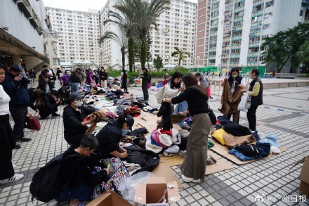 香港火灾附近居民自发送冬衣棉服救灾,此前消防已从天台救出两人 香港火灾附近居民自发送冬衣棉服救灾,此前消防已从天台救出两人