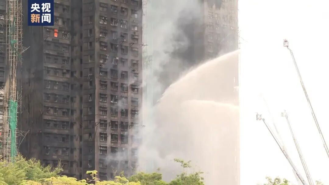 37岁殉职消防员何伟豪照片公布，香港消防处官网变黑白，现场：已无大面积明火，有建筑完全焦黑