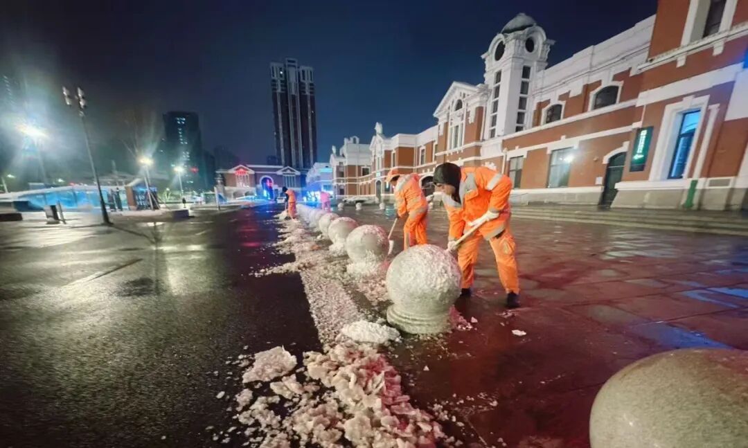 除雪！沈阳出动1.4万名环卫作业人员