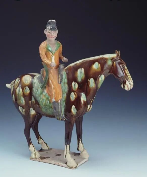 这部剧里，王一博为啥老“不系领子”？