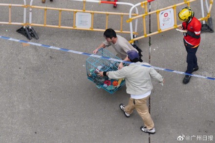 香港火灾附近居民自发送冬衣棉服救灾,此前消防已从天台救出两人 香港火灾附近居民自发送冬衣棉服救灾,此前消防已从天台救出两人