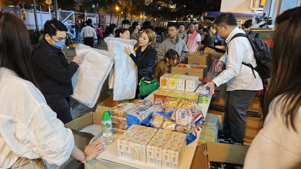 全力以赴灭火 万众一心救灾——香港大埔火灾救援现场直击 全力以赴灭火 万众一心救灾——香港大埔火灾救援现场直击