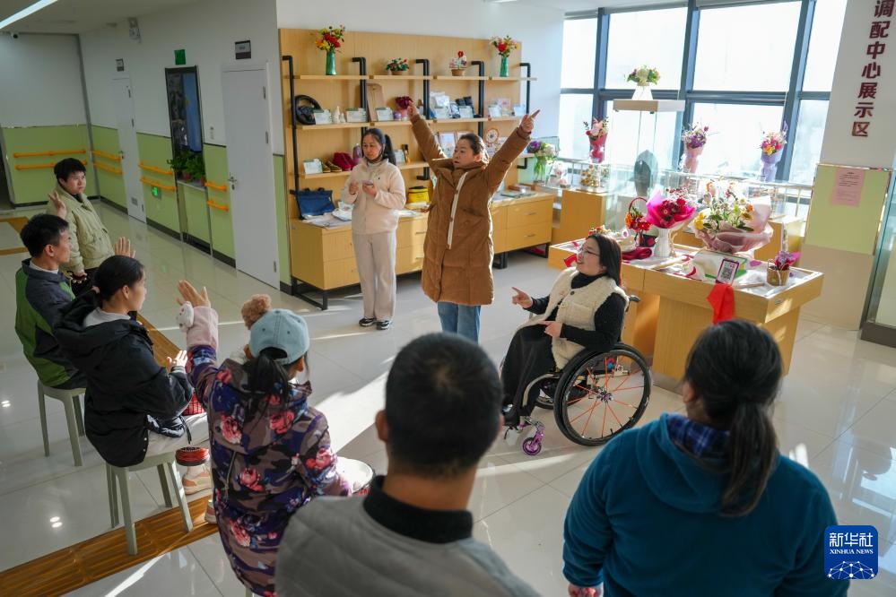 轮椅上的助残之光