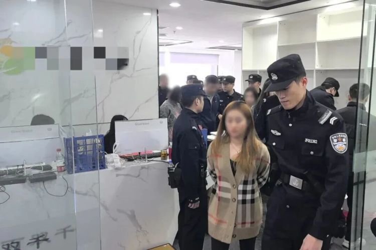 78名嫌疑人被抓！从话术本到假合同，这起助农诈骗案藏着这些猫腻