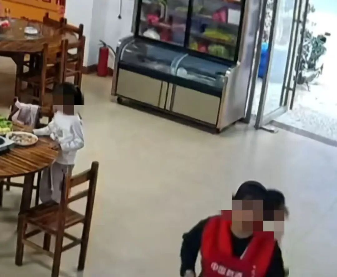 太心疼！广东男子端火锅撞上儿子致其严重烫伤！爸爸：视线盲区