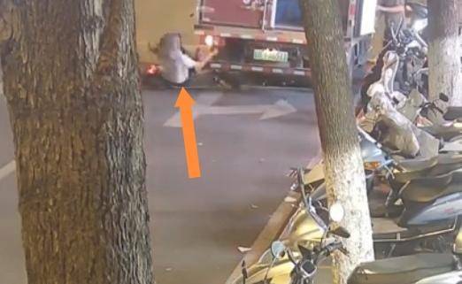 骑车看手机，直接“怼”上货车尾部！多地开展严查，法律层面早已明确禁止