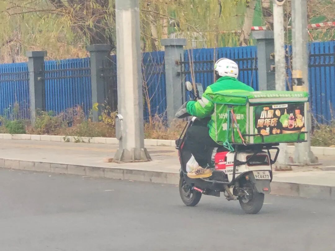 生鲜配送“货重价低”，配送员权益谁来托底？