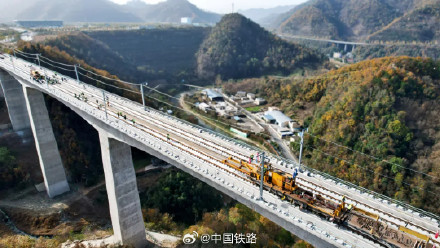 时速350公里!这条高铁全线铺轨完成 时速350公里!这条高铁全线铺轨完成
