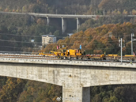 时速350公里!这条高铁全线铺轨完成 时速350公里!这条高铁全线铺轨完成