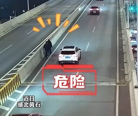 “老人家，我走你们前面，有警灯照着更安全......”