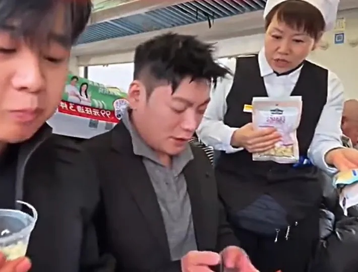 列车售货大姨与网红互动,多收1元和2只烧鸡,自称因“影响铁路形象”被辞退,官方回应 列车售货大姨与网红互动,多收1元和2只烧鸡,自称因“影响铁路形象”被辞退,官方回应