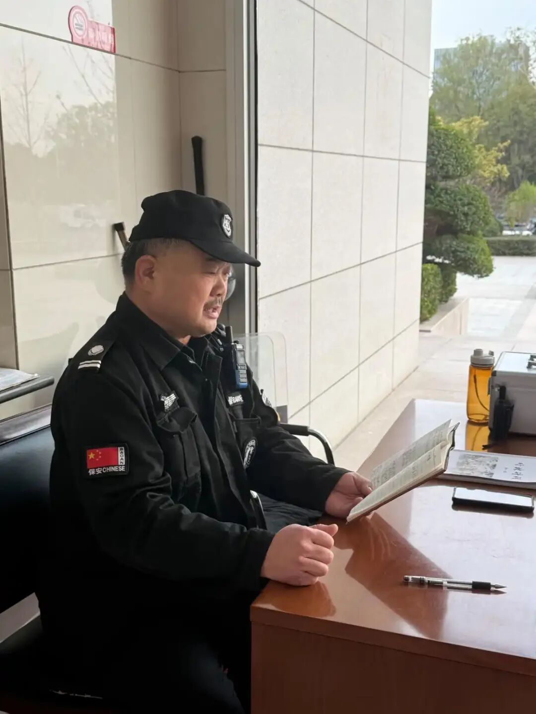 河南60岁大学“扫地僧”火了！5年写近400首诗