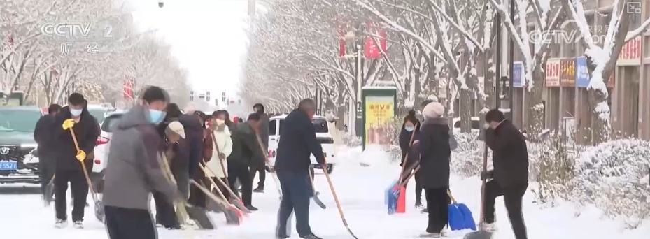 清扫、巡逻、走访……各部门协力应对风雪 保障道路畅通与群众生产生活