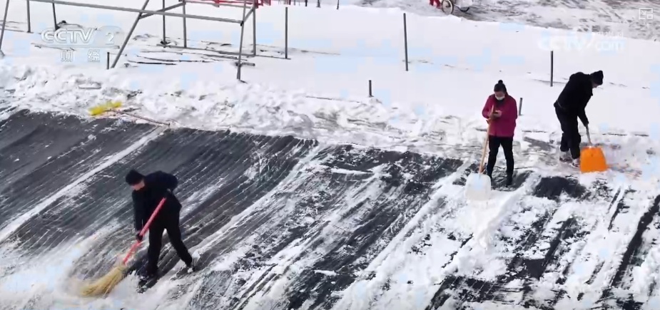 清扫、巡逻、走访……各部门协力应对风雪 保障道路畅通与群众生产生活