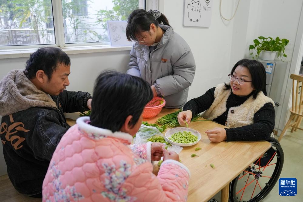 轮椅上的助残之光