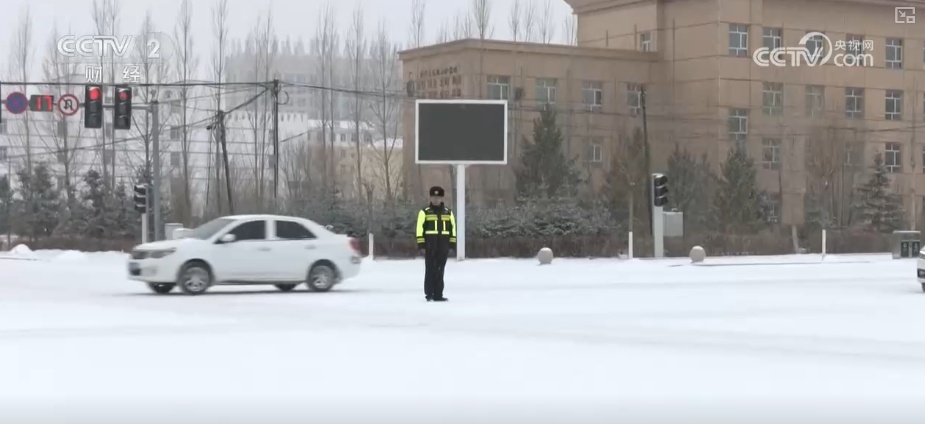 清扫、巡逻、走访……各部门协力应对风雪 保障道路畅通与群众生产生活