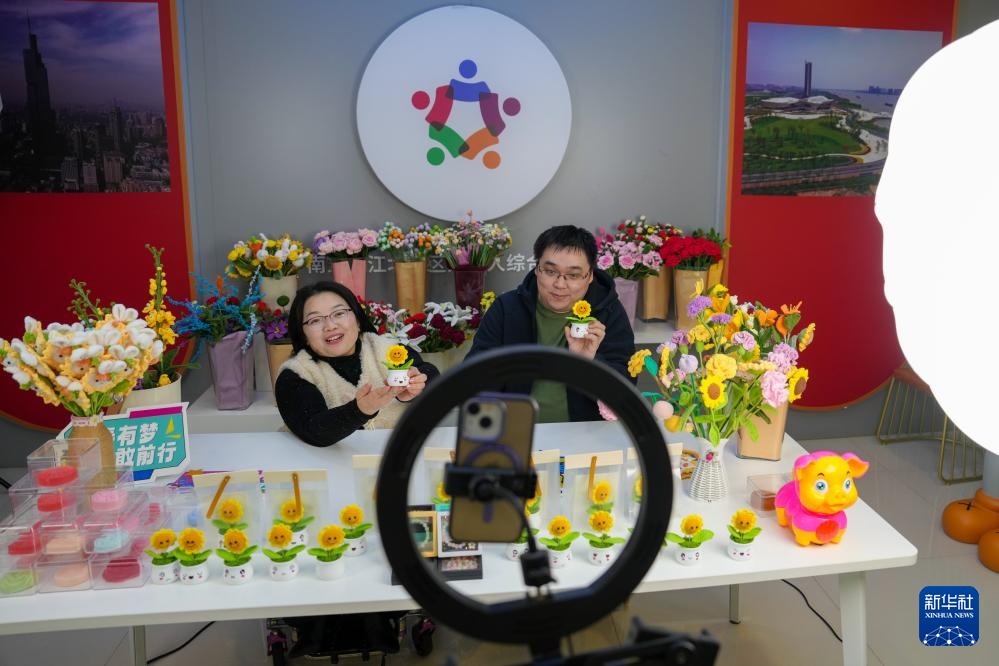 轮椅上的助残之光