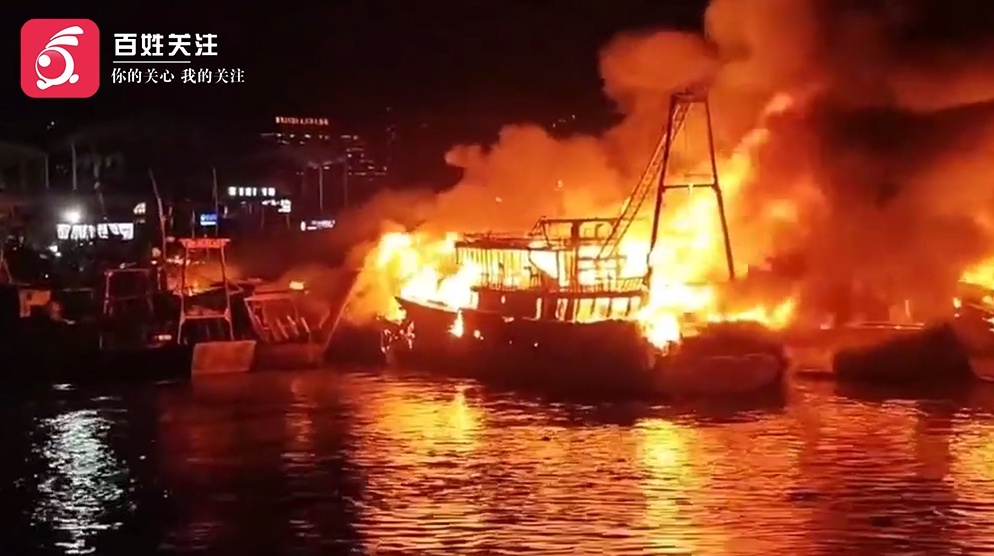 一码头渔船起火，船主纷纷“开船跑”，还撞出一条消防救援道