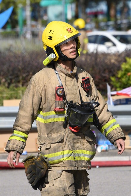 致敬！香港火灾救援中的消防员