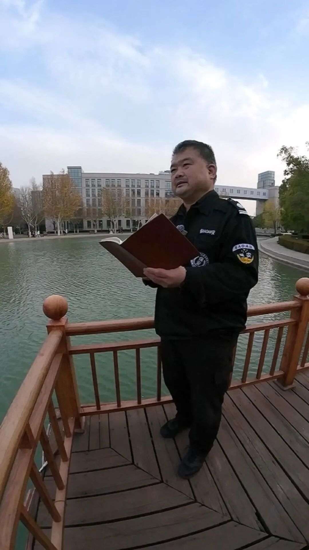 河南60岁大学“扫地僧”火了！5年写近400首诗