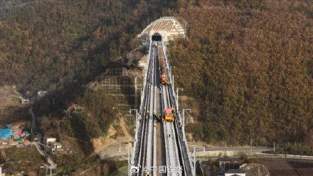 时速350公里!这条高铁全线铺轨完成 时速350公里!这条高铁全线铺轨完成