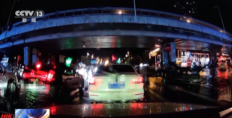 @司机朋友：绿灯不“行”同样违法