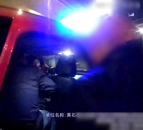 “老人家，我走你们前面，有警灯照着更安全......”