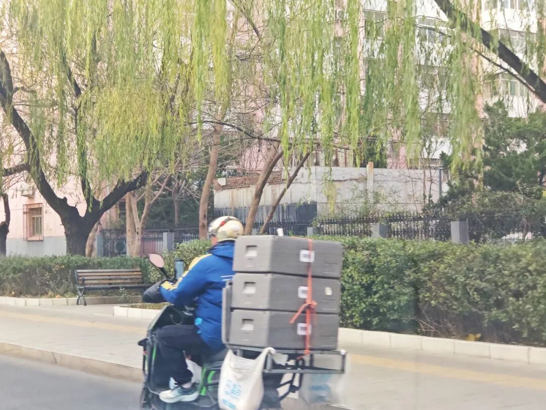 生鲜配送“货重价低”，配送员权益谁来托底？