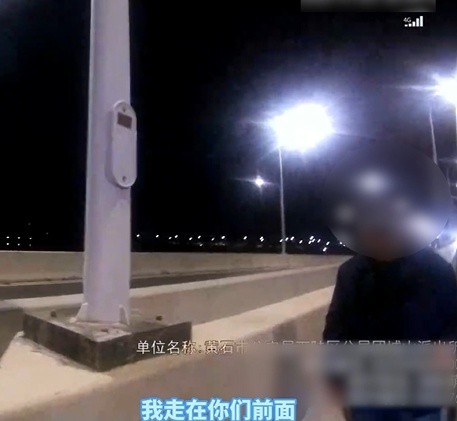 “老人家，我走你们前面，有警灯照着更安全......”
