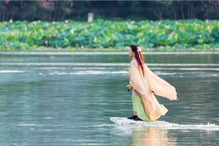 武汉姑娘“水上漂”走红,网友:哪里来的女侠? 武汉姑娘“水上漂”走红,网友:哪里来的女侠?