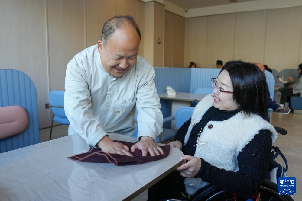 轮椅上的助残之光